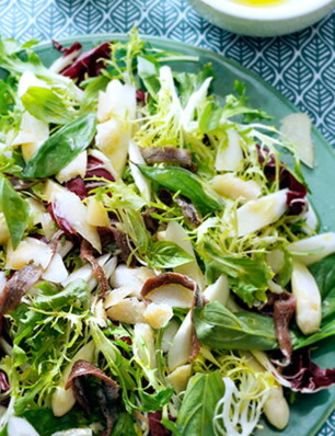 knapperige salade met asperges en ansjovis