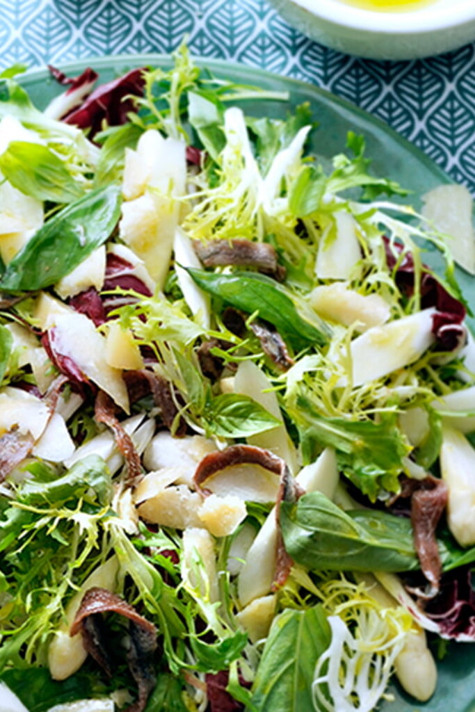 knapperige salade met asperges en ansjovis