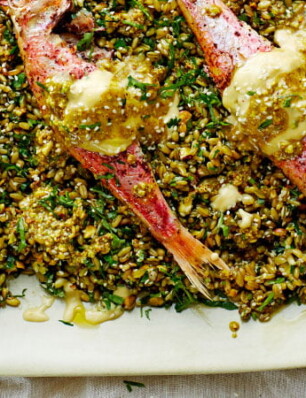 freekeh met vis, sinaasappel-tahinadressing en pistache-olie