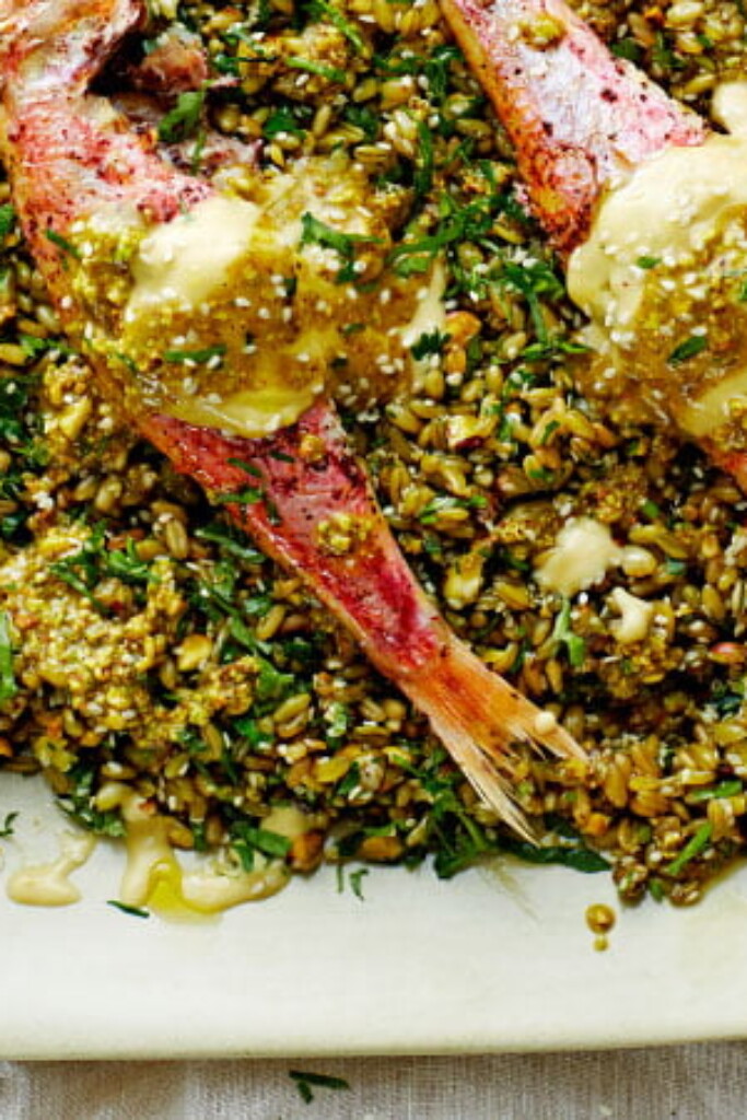 freekeh met vis, sinaasappel-tahinadressing en pistache-olie