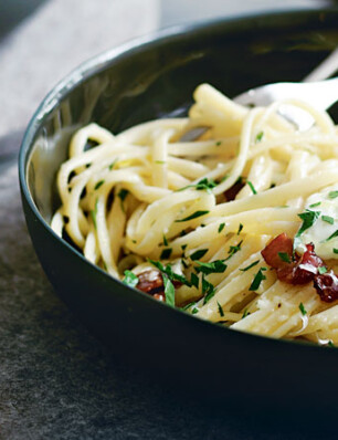 Linguine met pancetta, salie en kastanjes