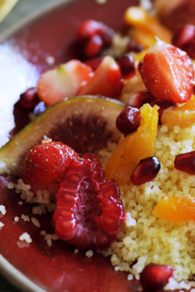 Oranjebloesem-fruitsalade met couscous en honing