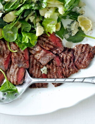 Geroosterde bavette en salade met blauwe-kaasdressing