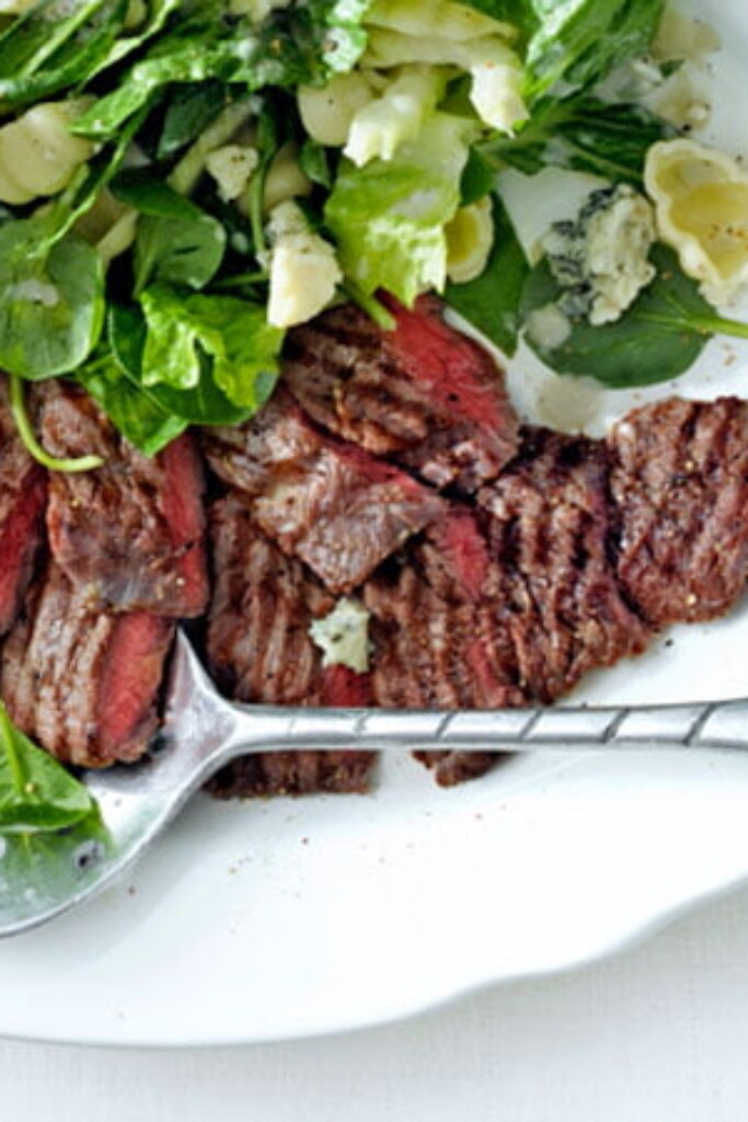 Geroosterde bavette en salade met blauwe-kaasdressing