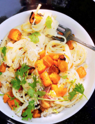 linguine met pompoen, geitenkaas en bleekselderijsalade