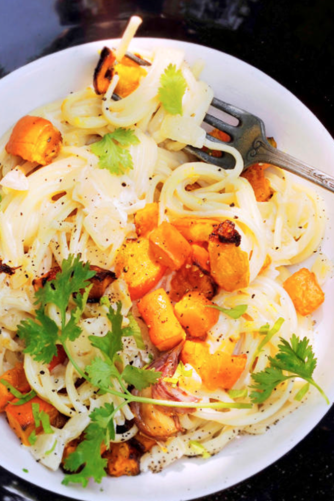 linguine met pompoen, geitenkaas en bleekselderijsalade