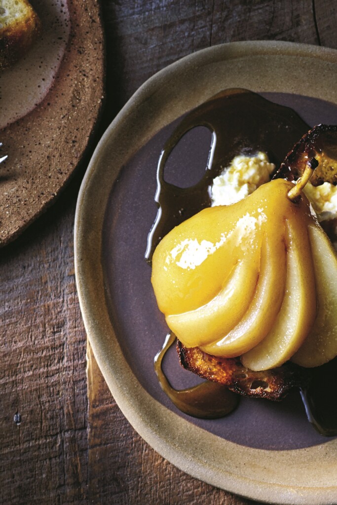 In koffie gepocheerde peren met ricotta