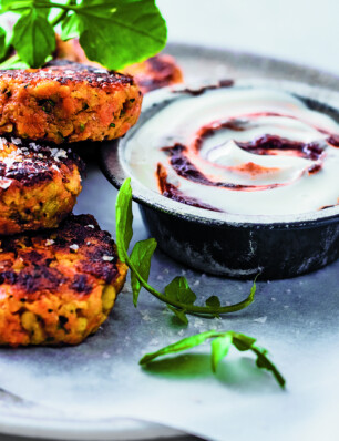 wortelkoekjes met yoghurt en harissa