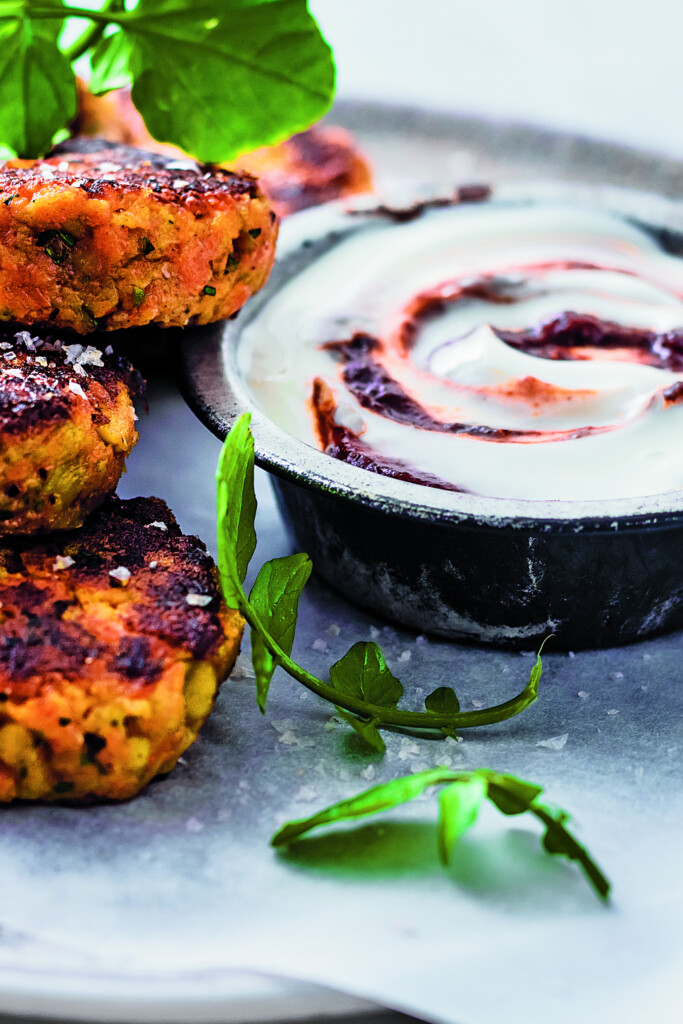 wortelkoekjes met yoghurt en harissa