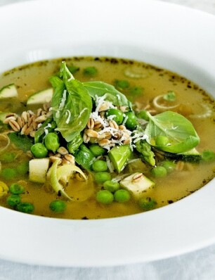 groene minestrone met spelt & pecorino