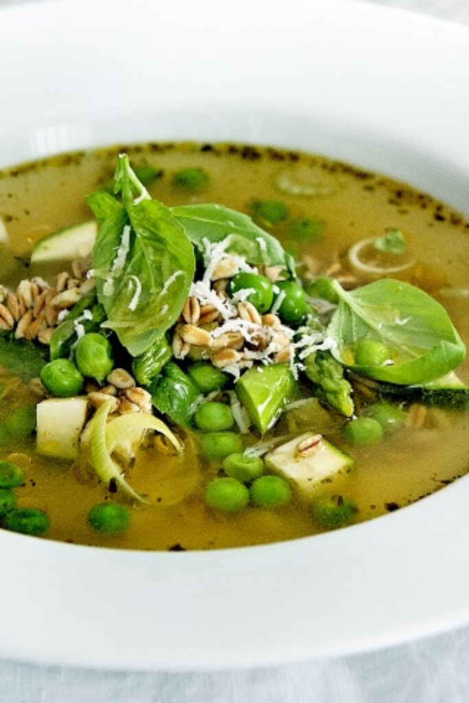 groene minestrone met spelt & pecorino