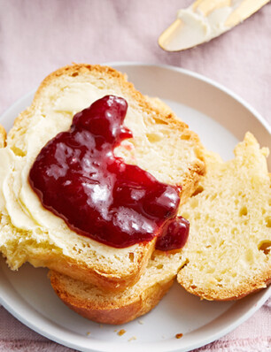 kleine brioche met jam