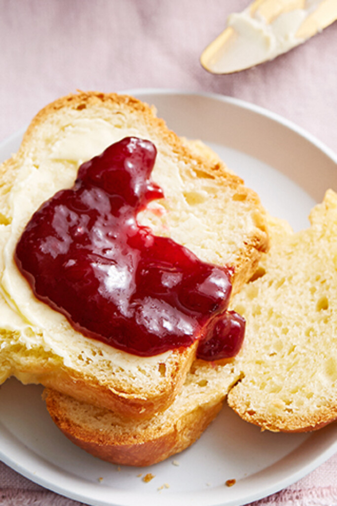 kleine brioche met jam