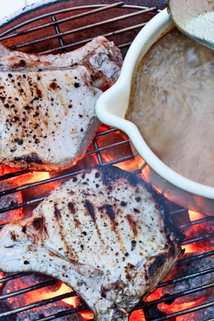 Gepekelde ribkarbonade van big met zoet-zure espressosaus