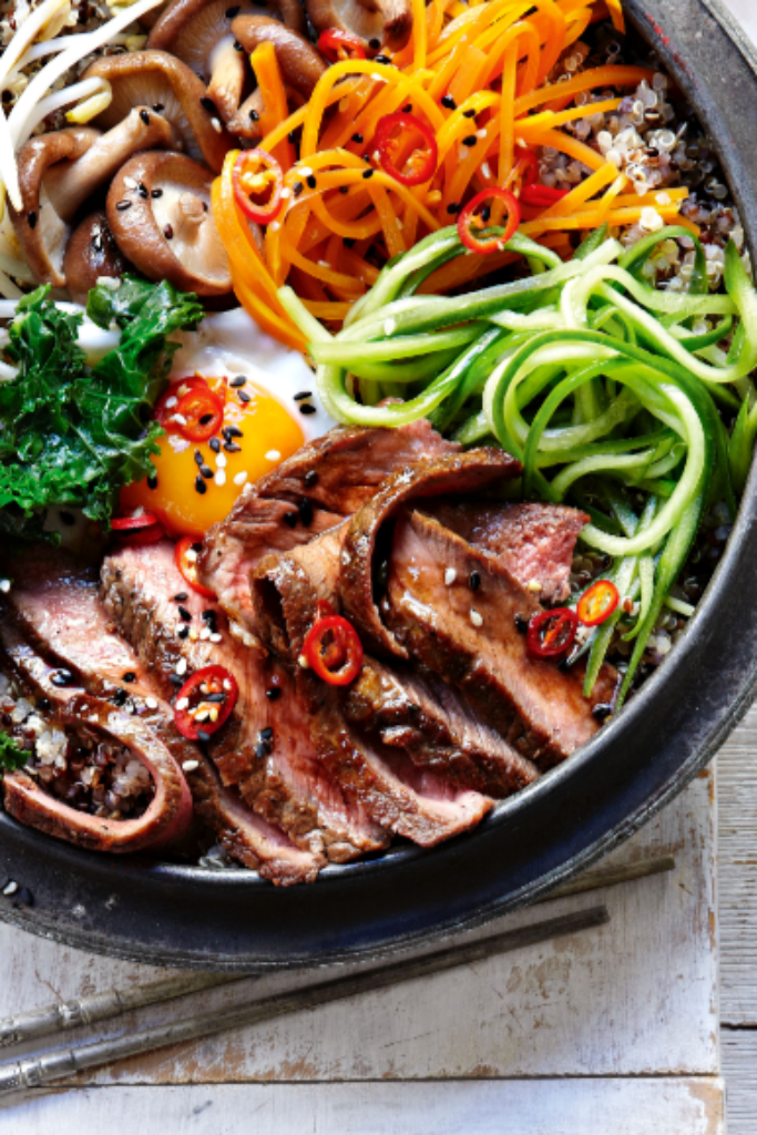 koreaanse bibimbap met entrecote