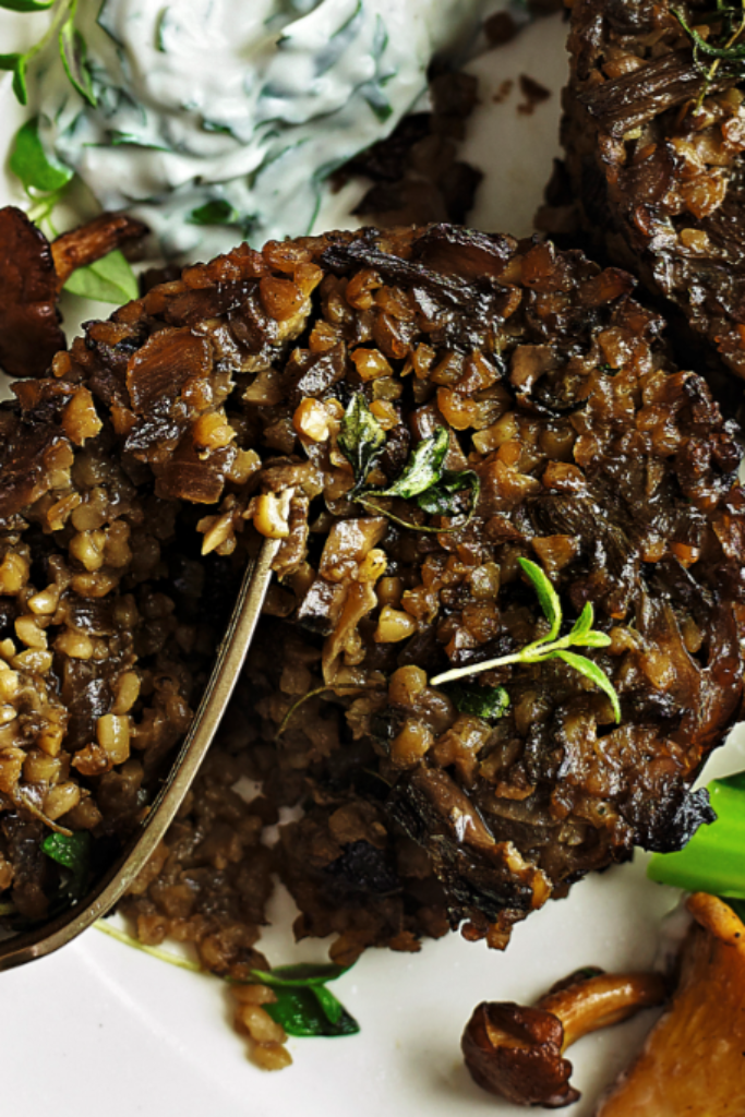 burgers van bulgur en paddenstoelen