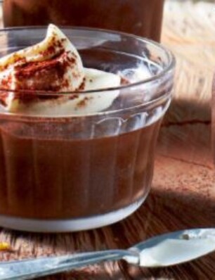 pure chocolademousse in een glaasje