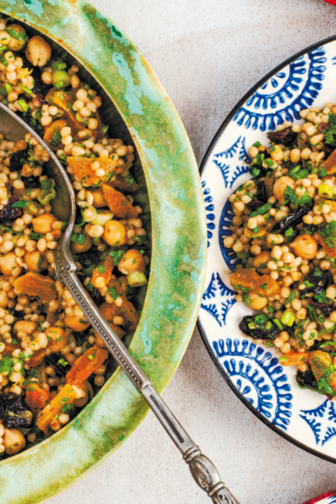 maftoul salade met abrikozen en zwarte knoflook