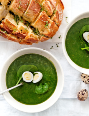 groene aspergesoep met spinazie en knoflook-kaasbrood