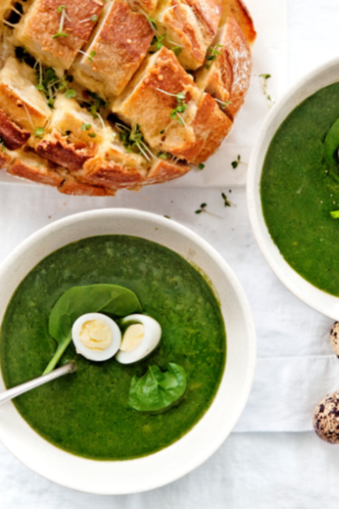 groene aspergesoep met spinazie en knoflook-kaasbrood