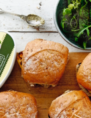 Vegetarische burgers met halloumi, esfenaj en courgette