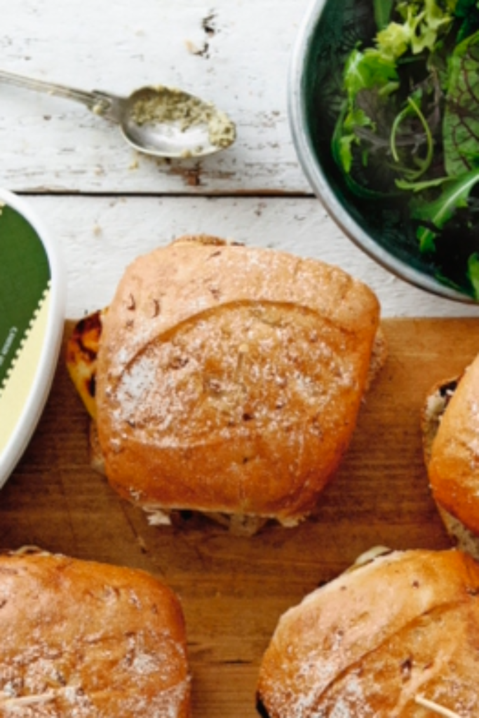 Vegetarische burgers met halloumi, esfenaj en courgette