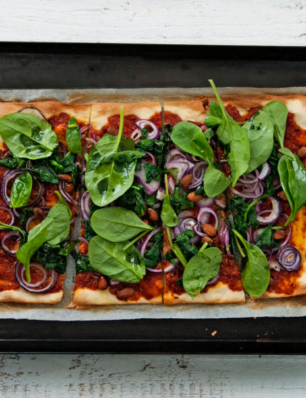 flammkuchen met muhammara, spinazie en amandel