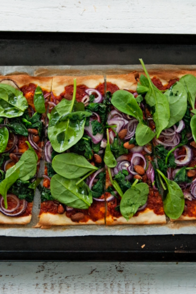 flammkuchen met muhammara, spinazie en amandel