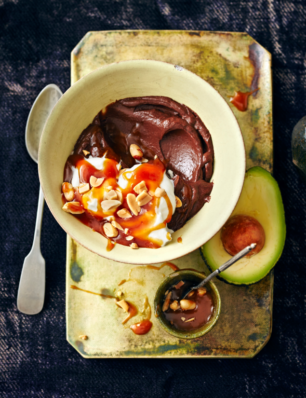 avocado-chocolademousse met karamelsaus