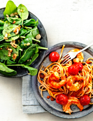 romige pasta met garnalen en spinaziesalade