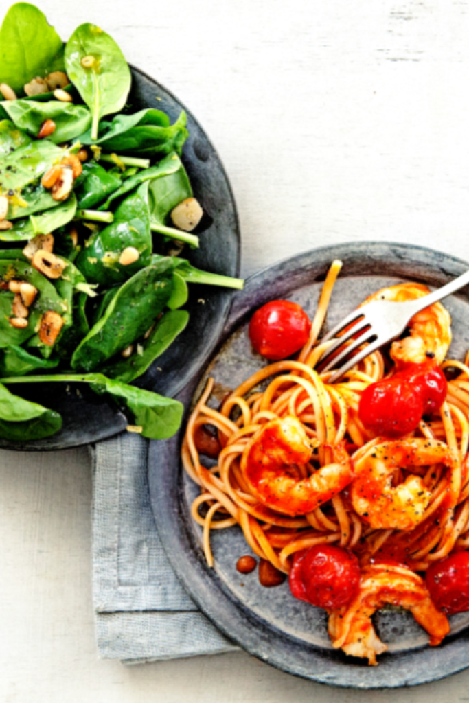 romige pasta met garnalen en spinaziesalade