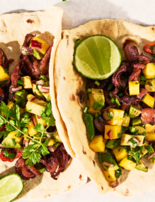 tortilla met inktvis, mango-avocadosalsa en basilicum