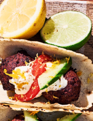 tortilla met falafel van zwarte bonen