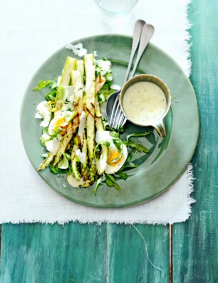 salade van geroosterde groene asperges met pistache en citroen-tijmdressing