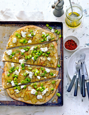 pizza met aardappel, geitenkaas en tuinbonen