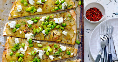 pizza met aardappel, geitenkaas en tuinbonen