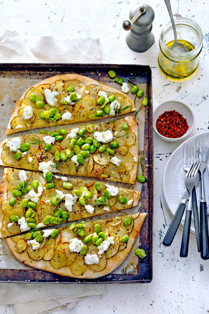 pizza met aardappel, geitenkaas en tuinbonen