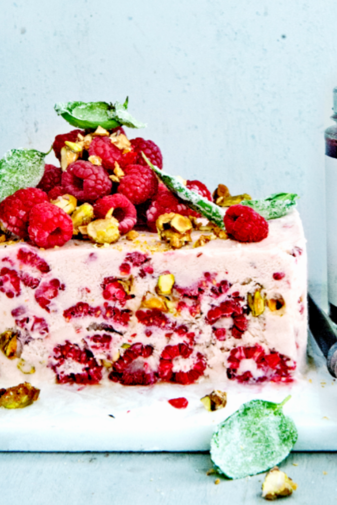 Video: semifreddo met frambozen, basilicum en pistache