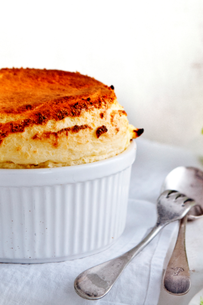 Soufflé van boerenkaas met romanesco en friseesla