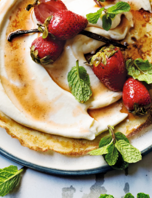 flensjes van kokos met ahornricotta en aardbeien