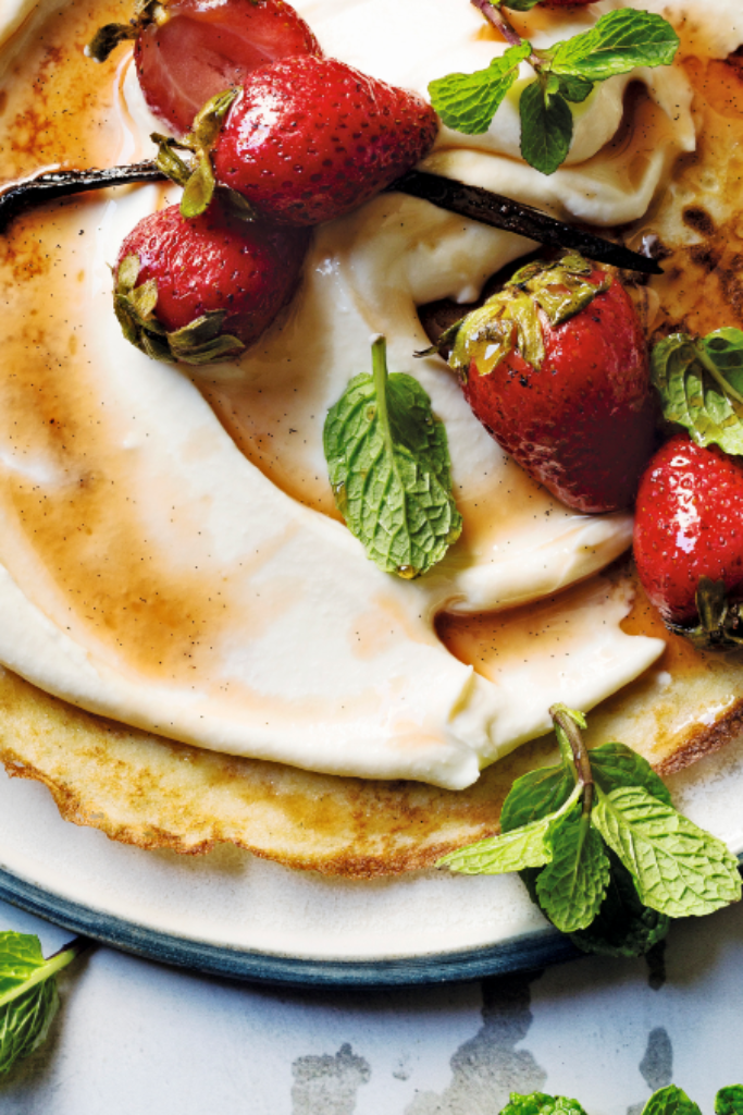 flensjes van kokos met ahornricotta en aardbeien