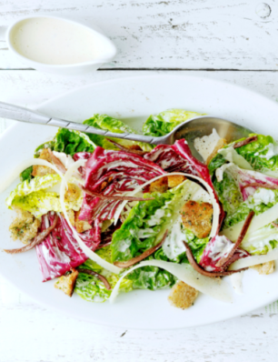 caesarsalade met radicchio en knoflookdressing