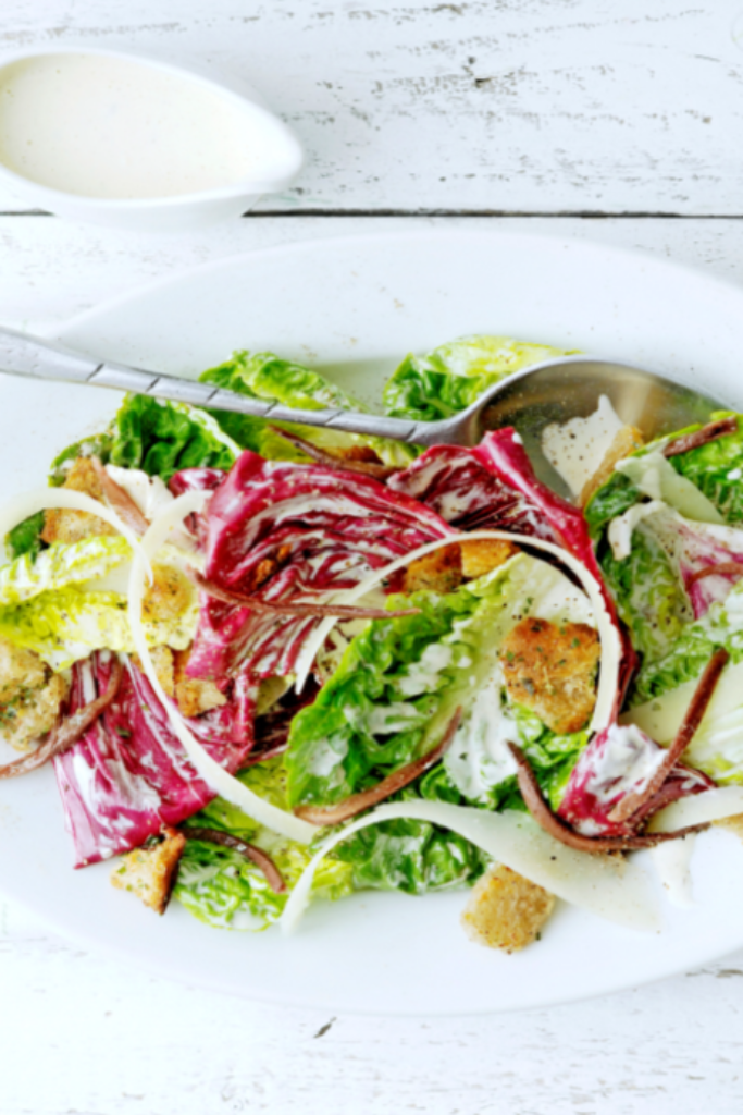 caesarsalade met radicchio en knoflookdressing