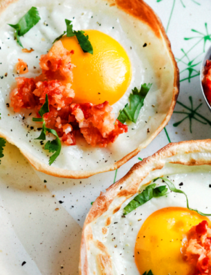 hoppers met ei, sambal en kokos