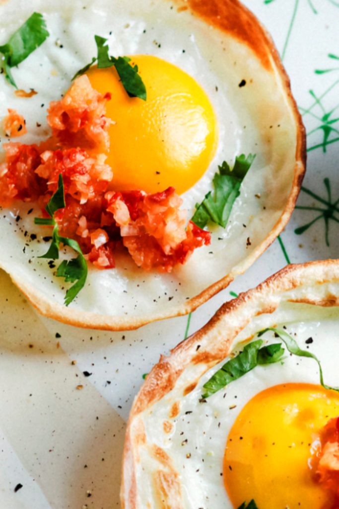 hoppers met ei, sambal en kokos