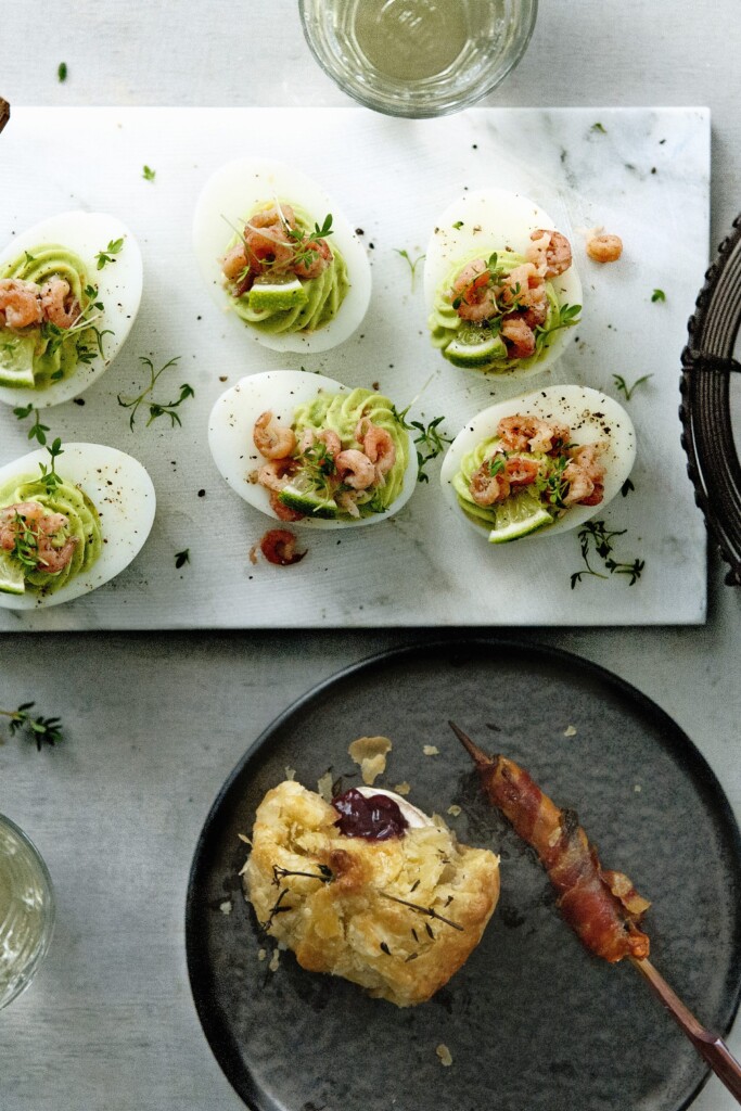 ei gevuld met avocadocrème en garnalen