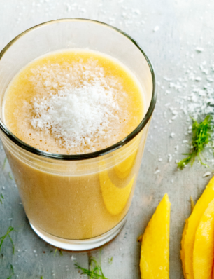 wortel-mangosmoothie met geraspte kokos