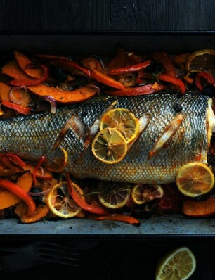 hele zeebaars uit de oven met pompoen en paprika