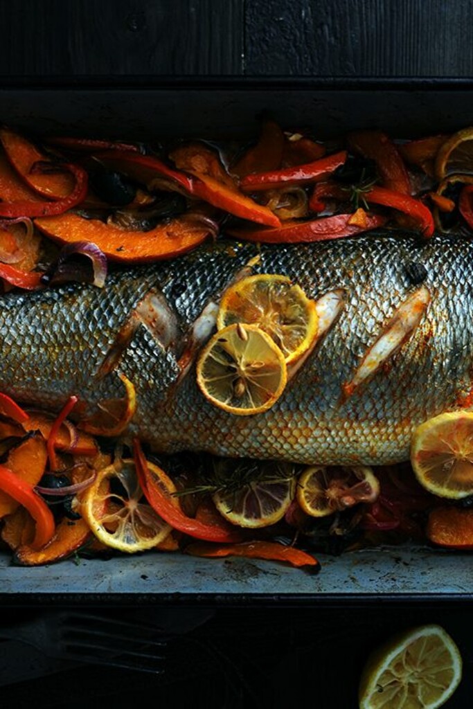 hele zeebaars uit de oven met pompoen en paprika