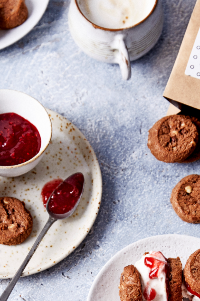 driedubbel chocoladekoekjes met frambozenijs